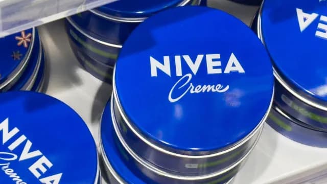 Η Nivea επιστρέφει στη μαζική αγορά με 100 εκατ.