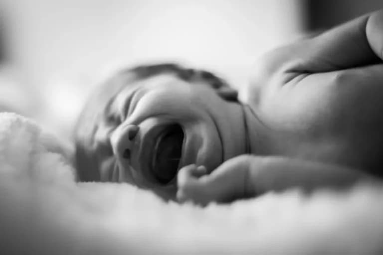 Οι γεννήσεις στην Ελλάδα: Επιβραδύνεται η πτώση το 2026