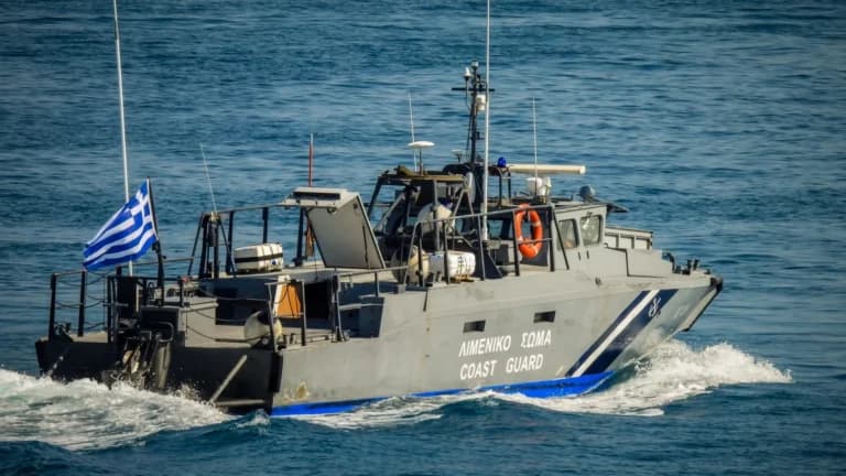 Φωτιά σε πλοίο βόρεια της Μυκόνου Ασφαλείς 29 επιβαίνοντες