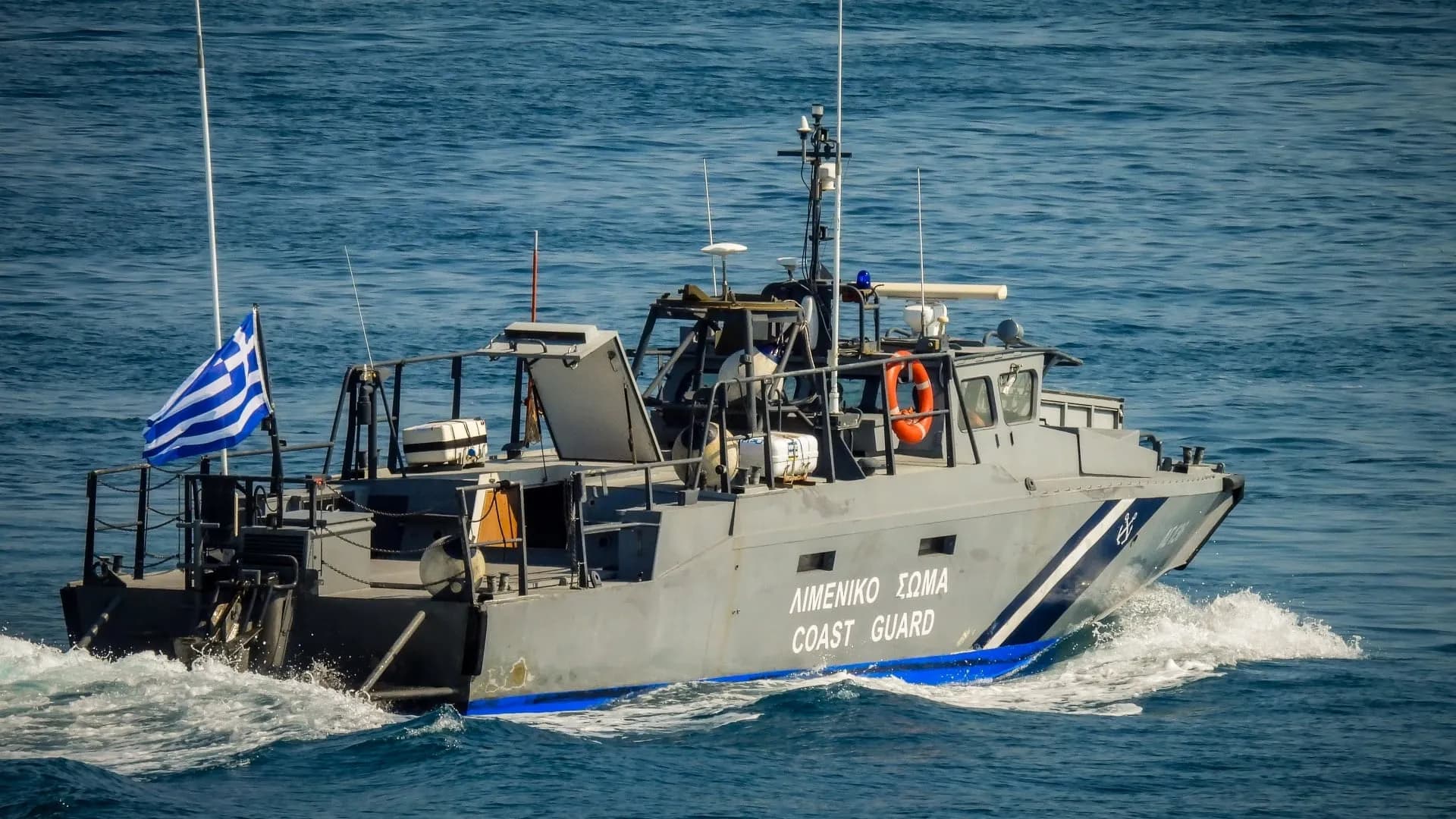 Φωτιά σε πλοίο βόρεια της Μυκόνου Ασφαλείς 29 επιβαίνοντες