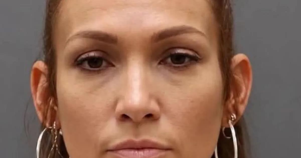 Σωσίας της Τζένιφερ Λόπεζ: Viral η φωτογραφία σύλληψής της