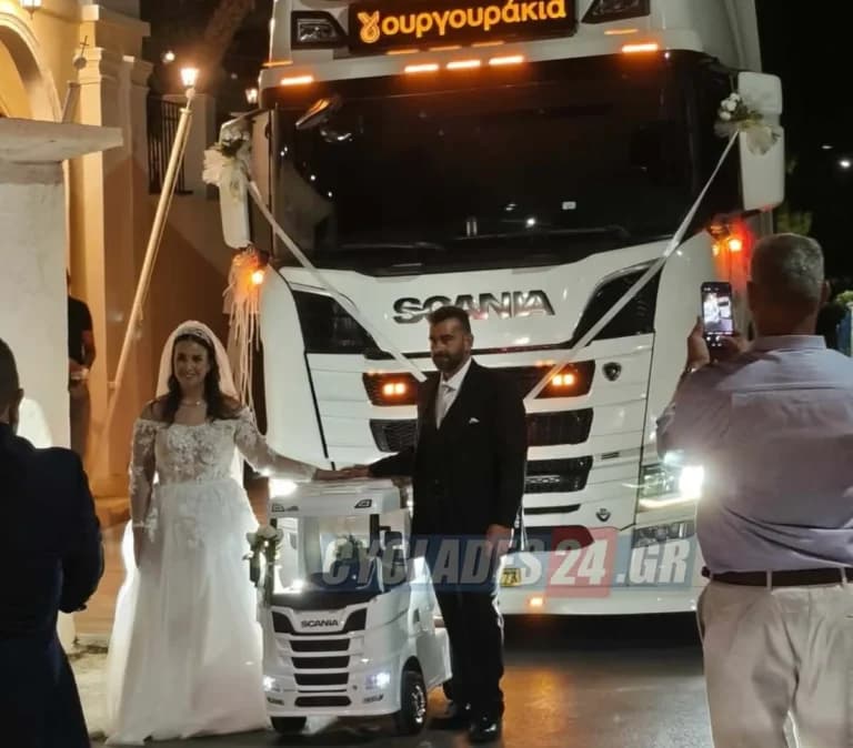 Γάμος με τρακτέρ στη Σύρο: Το ζευγάρι που ξεχώρισε