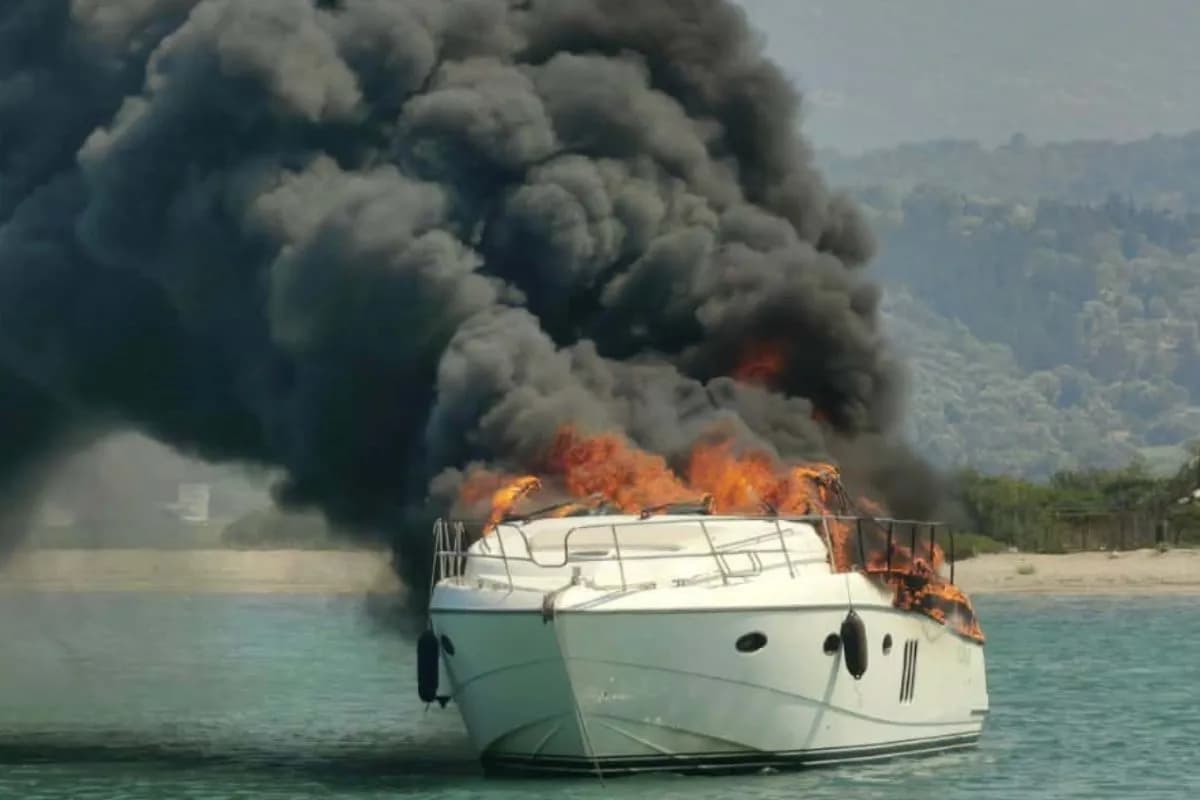 Φωτιά σε θαλαμηγό στη Λευκάδα: Σώθηκαν οι επιβαίνοντες