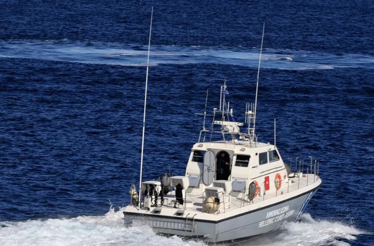 Φωτιά σε οχηματαγωγό πλοίο βόρεια της Μυκόνου με 29 επιβαίνοντες