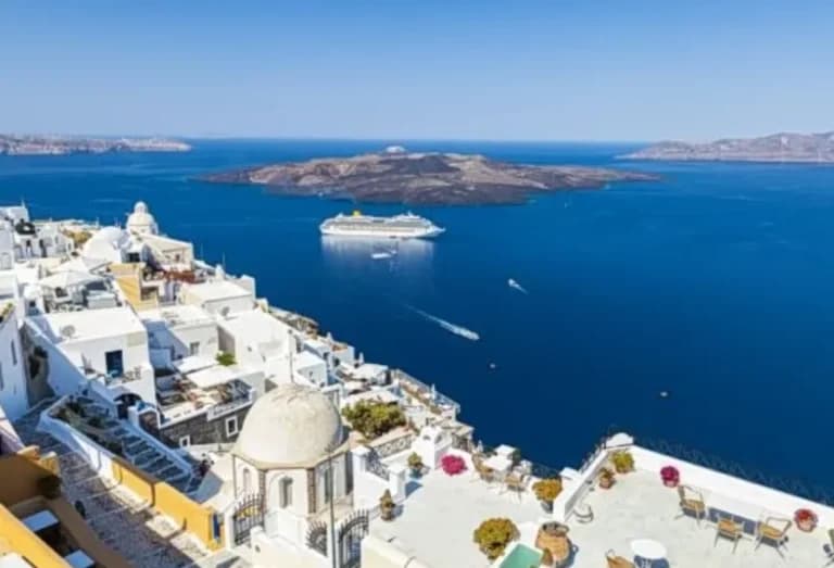 Ο ελληνικός τουρισμός σπάει ρεκόρ σε αφίξεις και έσοδα
