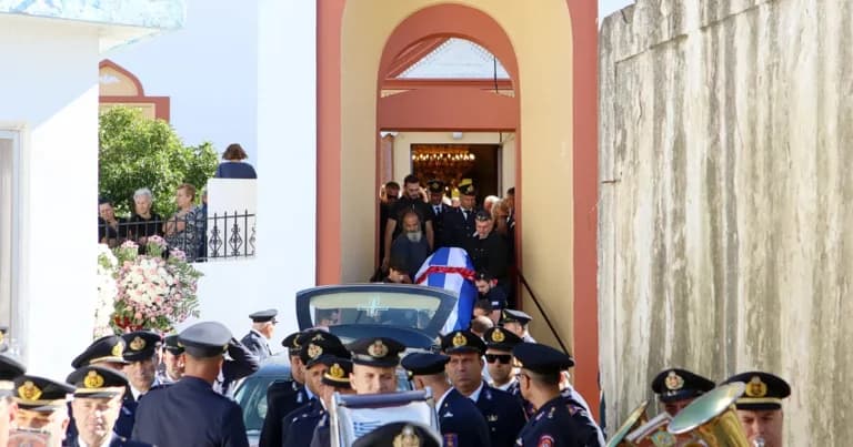 Ο πυροσβέστης Πέτρος Διακάκης κηδεύτηκε στη Ρόδο με τιμές