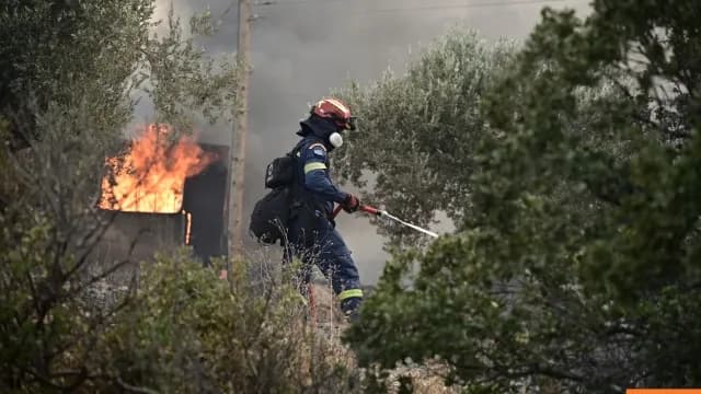 Υψηλός κίνδυνος πυρκαγιάς σήμερα σε Αττική και στα νησιά