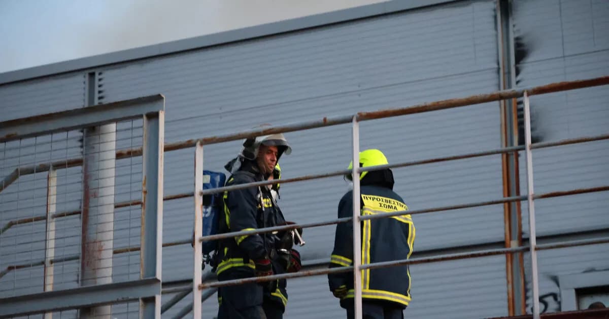 Δύο εργάτες λιποθύμησαν από καπνούς στο θέατρο Μπάντμιντον