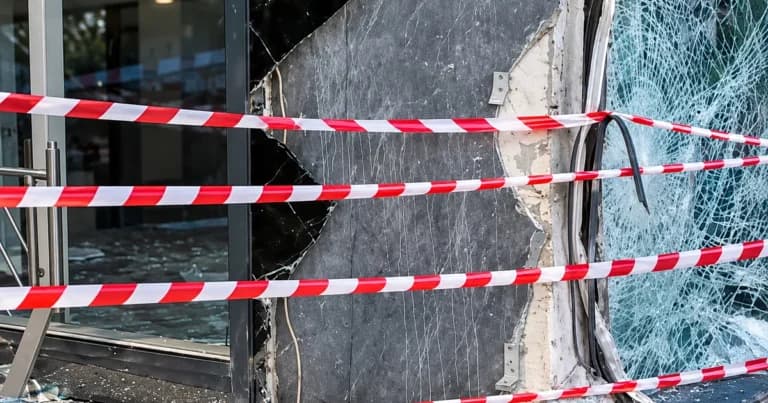 Τροχαίο στη Λεωφόρο Κηφισίας: Αυτοκίνητο έπεσε σε κατάστημα
