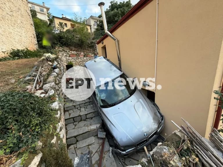 Σοκαριστικό τροχαίο στην Καστοριά: αυτοκίνητο σε αυλή σπιτιού