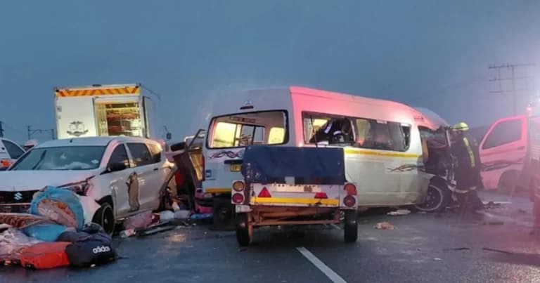 Καραμπόλα 21 νεκροί στη Νότια Αφρική με δύο μίνι μπας