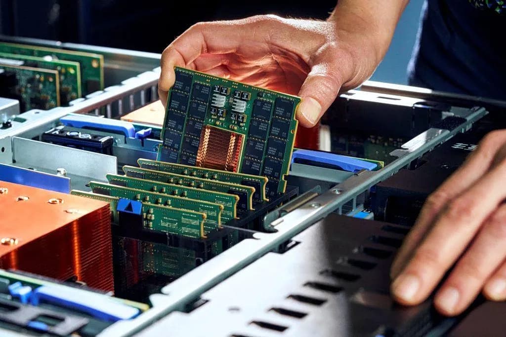 Κρίση τσιπ μνήμης: Ακριβότερα τα smartphones το 2026