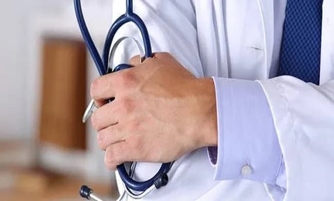 Καταγγελία για «μαϊμού» γιατρό σε βίλα της Αττικής