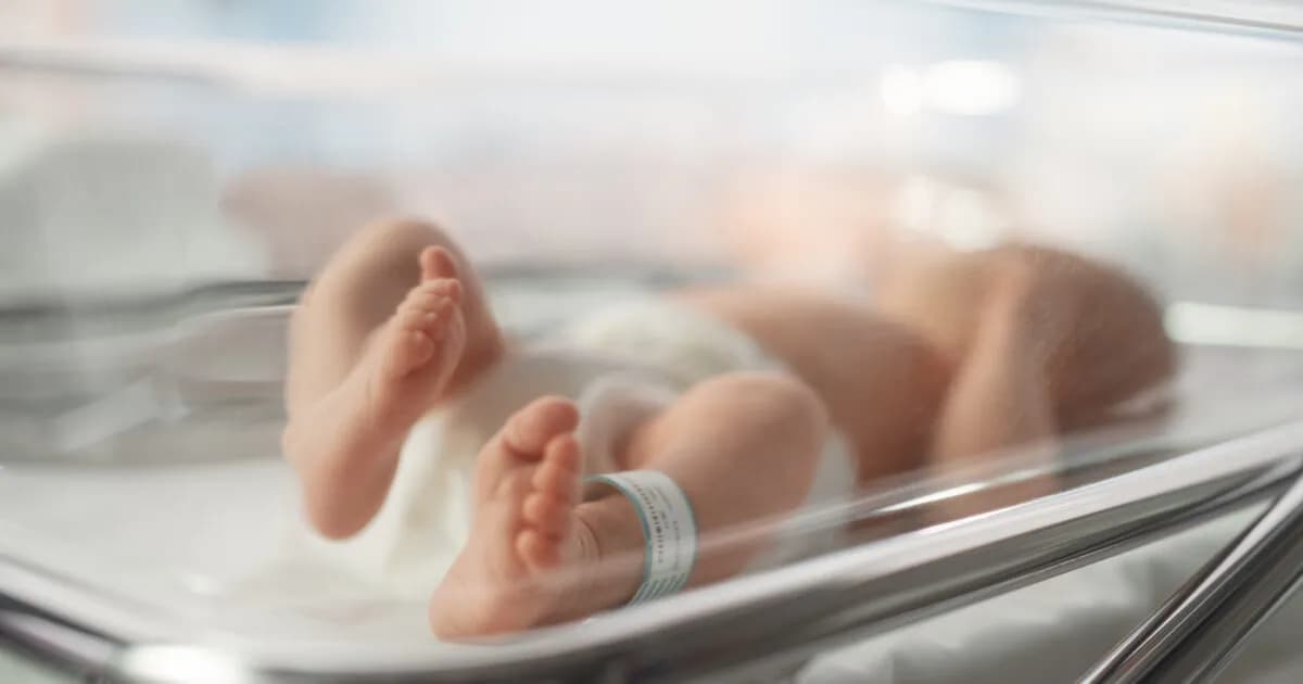 Η 18χρονη μητέρα ομολόγησε την κακοποίηση του βρέφους