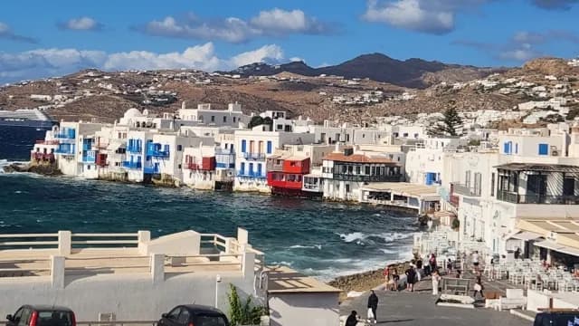 Η Πολεοδομία Μυκόνου υπό αστυνομική φρούρηση μετά την έρευνα