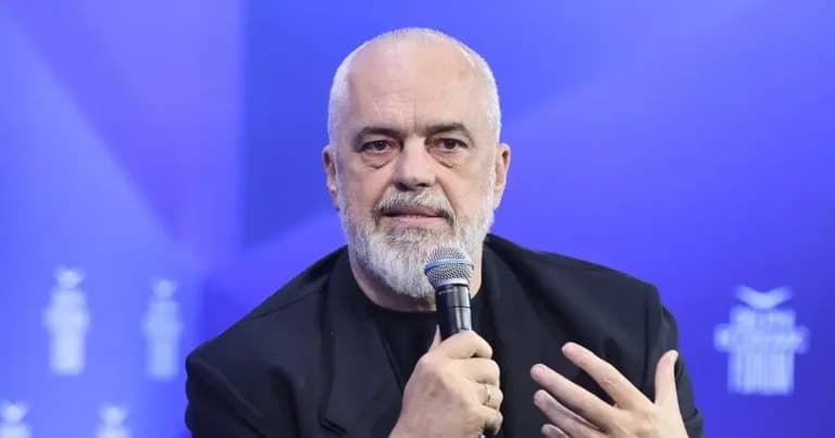 Ο Έντι Ράμα δέχθηκε αυγά από Αλβανούς διαδηλωτές στη Νέα Υόρκη