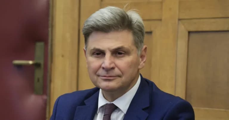 Ο Φαραντούρης απαντά στη Σδούκου για τη σεξιστική καταγγελία