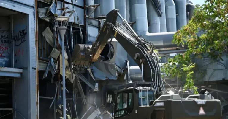 Συναγερμός στο θέατρο Μπάντμιντον: Λιποθύμησαν δύο εργάτες