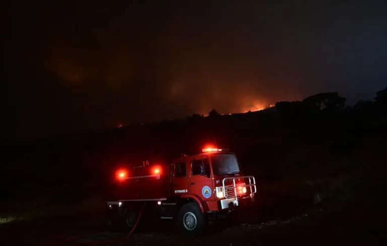 Υπό μερικό έλεγχο η φωτιά στον Ασπρόπυργο μετά από ώρες