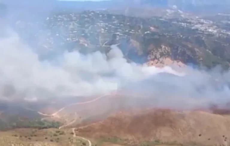 Η πυρκαγιά κοντά στη Μαρμπέγια τραυμάτισε δύο ανθρώπους