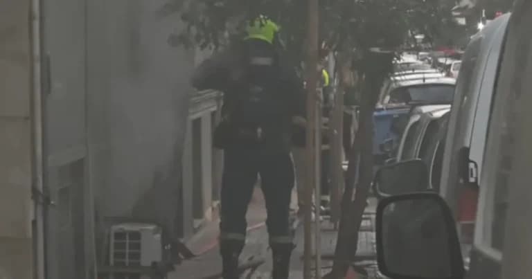 Η φωτιά στο Παγκράτι: Ισχυρή έκρηξη πριν τις φλόγες