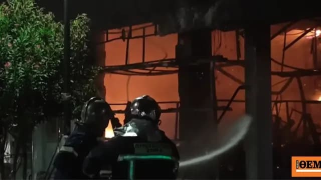 Μεγάλη φωτιά τα ξημερώματα σε κατάστημα στον Πειραιά