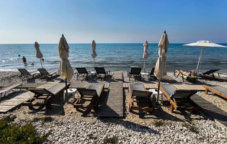 Δίωξη σε 76χρονο και 21χρονη για τον θάνατο στη Βουλιαγμένη