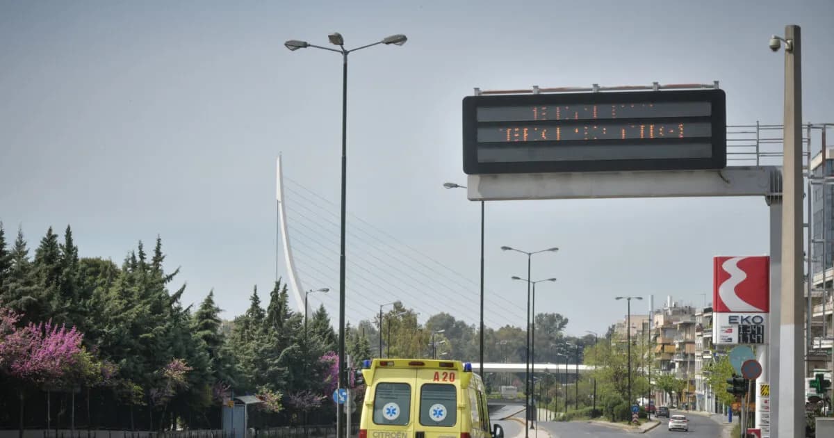 Κεραυνός στην Ηλιούπολη: Γυναίκα σε ανακοπή, φωτιές