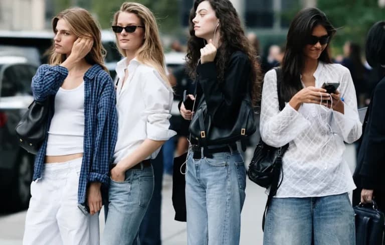 Το flare jean επιστρέφει δυναμικά το φθινόπωρο 2026