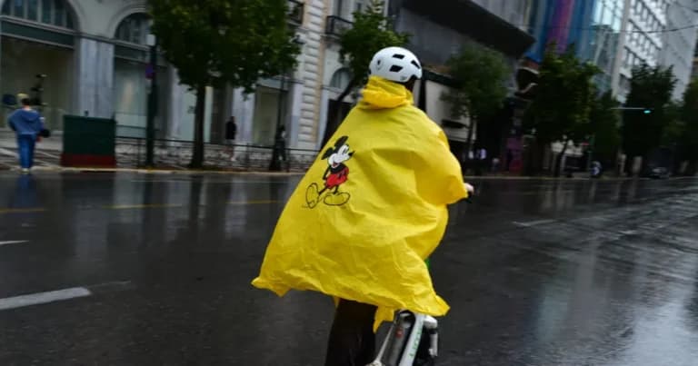 Η κακοκαιρία με βροχές και χαλάζι χτυπά την Ελλάδα αύριο