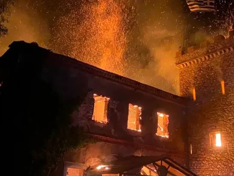Η φωτιά στο ιστορικό οινοποιείο Achaia Clauss στην Πάτρα