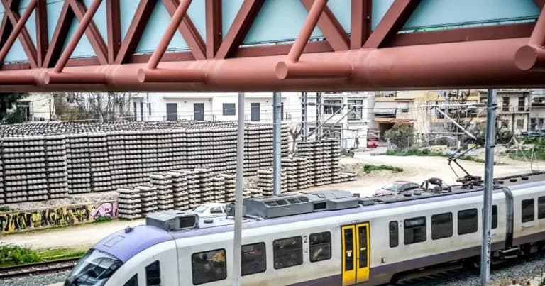 Ο άνδρας ανασύρθηκε αναίσθητος από τον Προαστιακό στην Κόρινθο