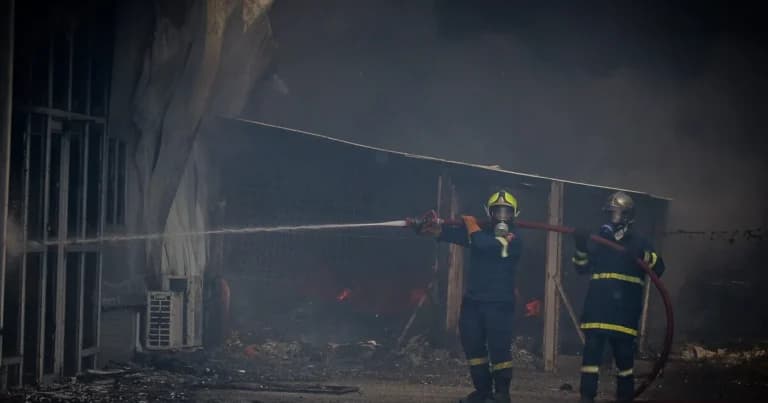 Φωτιά σε εργοστάσιο χημικών στο Βαθύ Χαλκίδας 18 πυροσβέστες