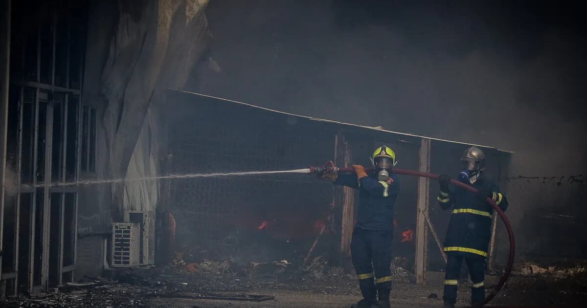 Φωτιά σε εργοστάσιο χημικών στο Βαθύ Χαλκίδας 18 πυροσβέστες