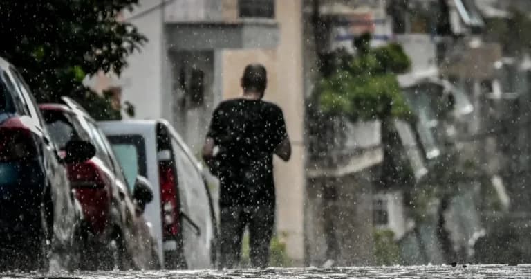 Ο καιρός αλλάζει: Βροχές και καταιγίδες σήμερα Τρίτη