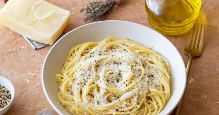 Η Cacio e Pepe αποκτά νέα διάσταση με ξύσμα λεμονιού