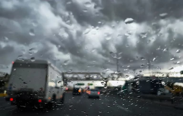 Η κίνηση στην Αττική στο «κόκκινο» με ουρές στον Κηφισό