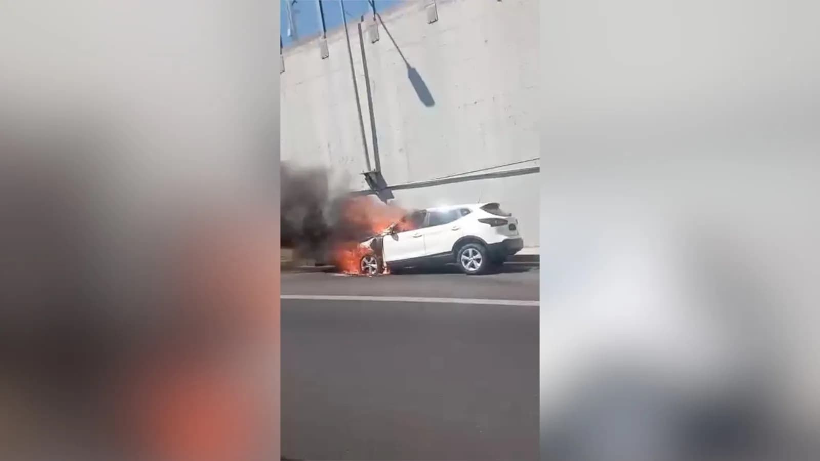 Φωτιά σε αυτοκίνητο στην Αττική Οδό στα Γλυκά Νερά