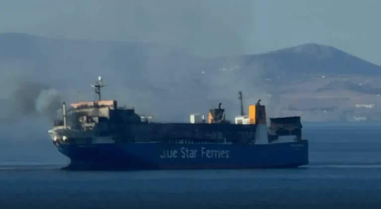 Η φωτιά στο Blue Carrier 2 συνεχίζεται ανοιχτά της Τήνου