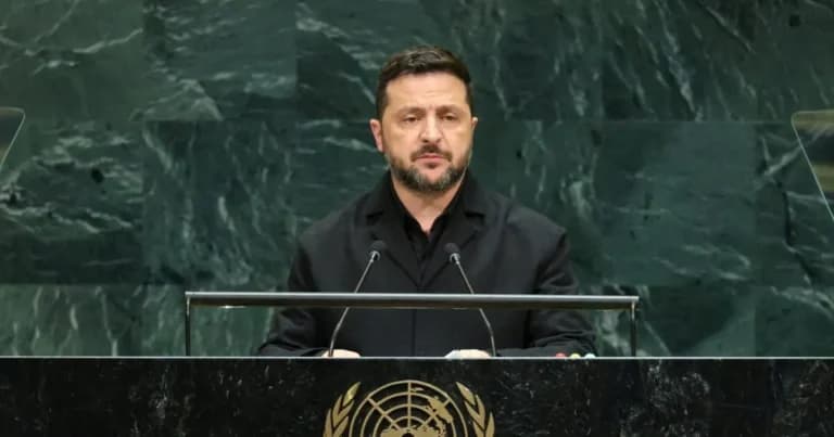 Ο Ζελένσκι καταγγέλλει την «παραφροσύνη» του Πούτιν