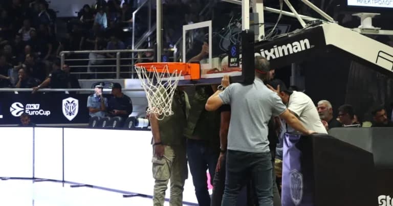 Ο ΠΑΟΚ: Διακοπή στο ματς με τη Μανρέσα λόγω μπασκέτας