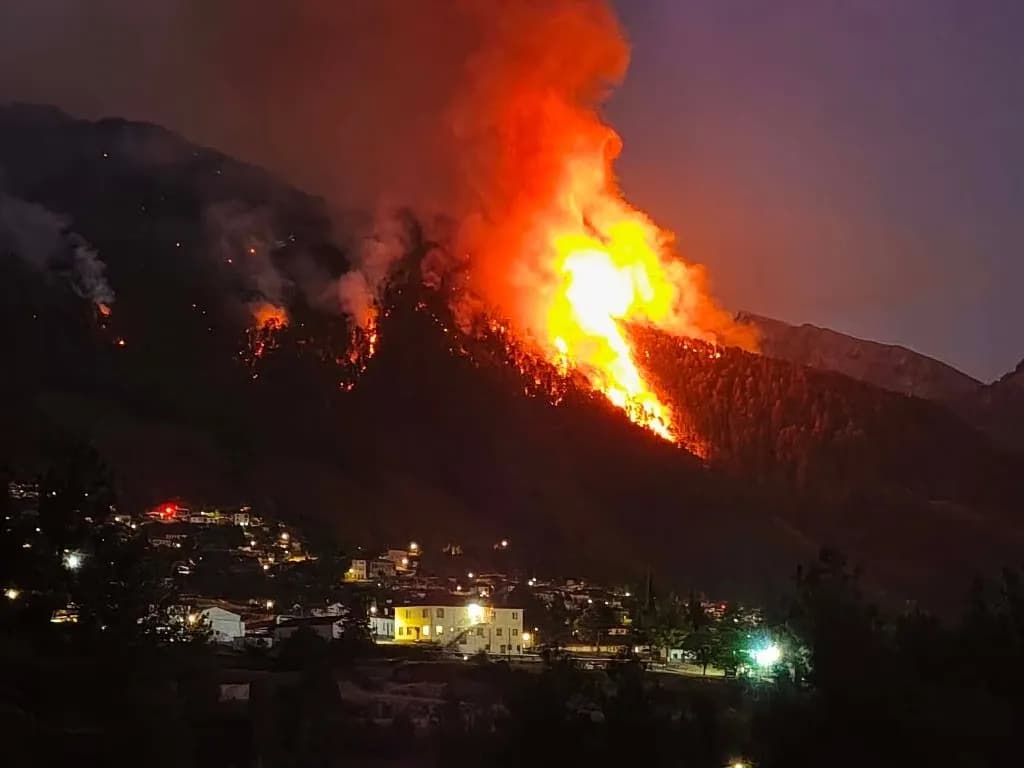 Η φωτιά στην Κόνιτσα πλησιάζει τον οικισμό: Δεκάδες εστίες