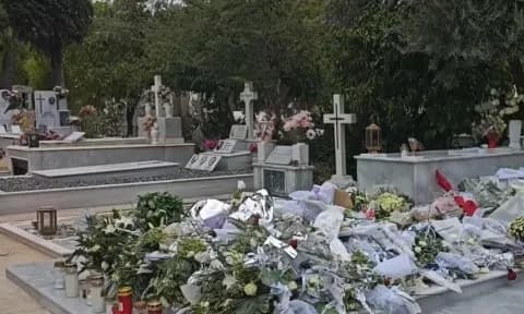 Σιωπηλό προσκύνημα στον τάφο του Γιώργου Μαζωνάκη