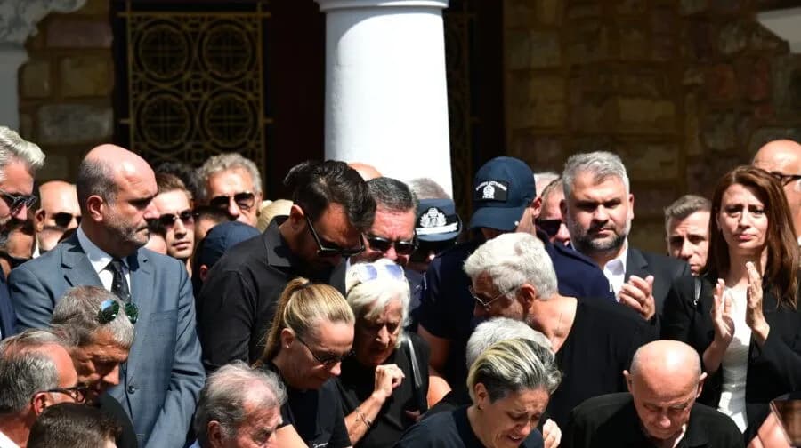 Ο Γιώργος Μαζωνάκης οδηγήθηκε στην τελευταία κατοικία