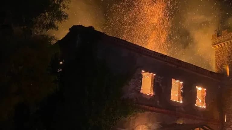 Μεγάλη φωτιά στην ιστορική Achaia Clauss στην Πάτρα