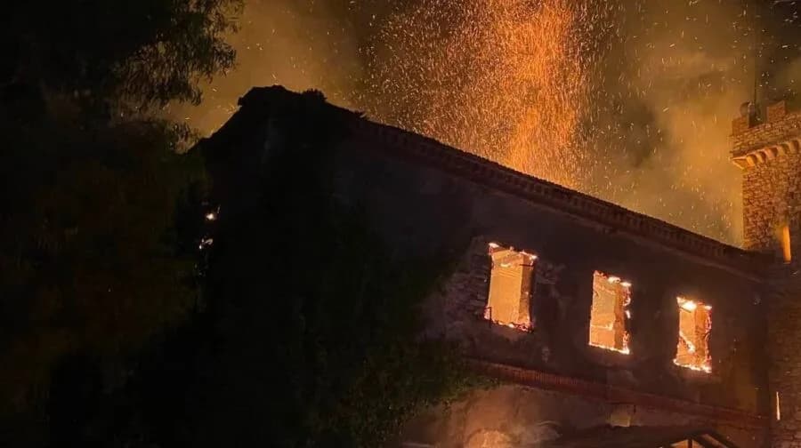 Μεγάλη φωτιά στην ιστορική Achaia Clauss στην Πάτρα