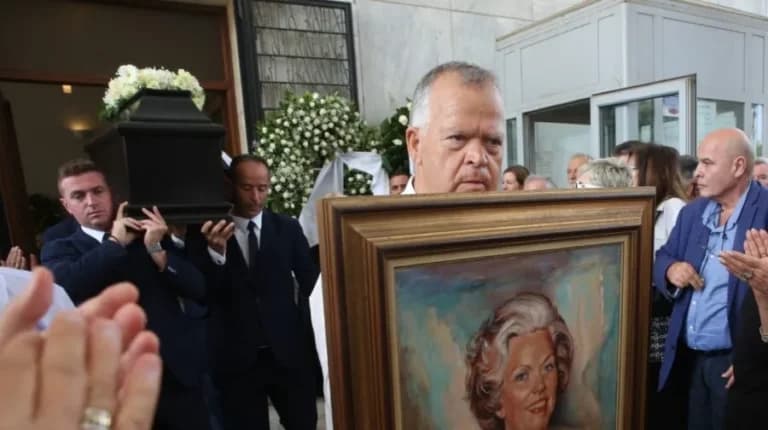 Συγκίνηση στο τελευταίο αντίο στη Μαργαρίτα Παπανδρέου