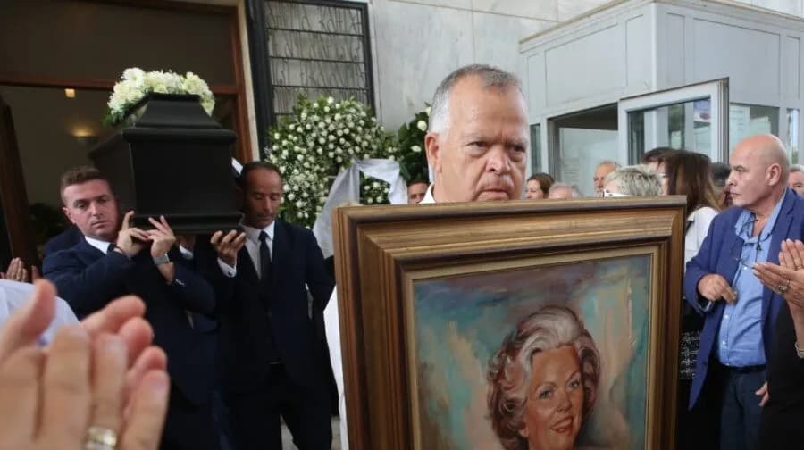 Συγκίνηση στο τελευταίο αντίο στη Μαργαρίτα Παπανδρέου