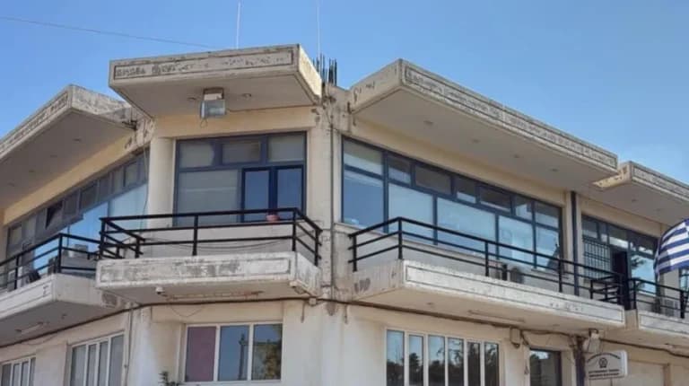 Δράμα στο ΑΤ Μάνδρας: Αστυνομικός πυροβόλησε 31χρονο
