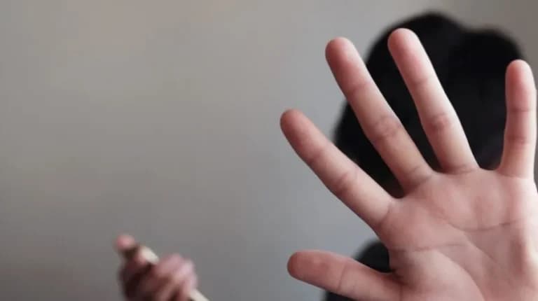 Σύλληψη δικηγόρου στη Βούλα για βία σε βάρος του γιου του